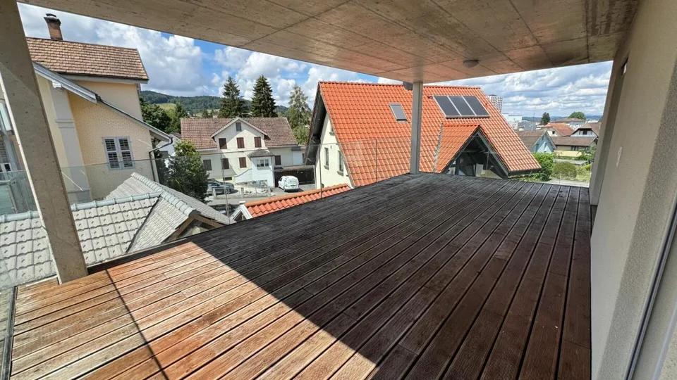 Appartement moderne 4.5 pièces avec grande terrasse incl. garage & parking extérieur