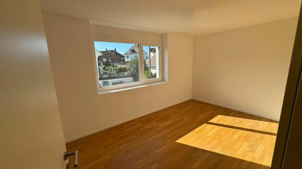 Appartement moderne 4.5 pièces avec grande terrasse incl. garage & parking extérieur