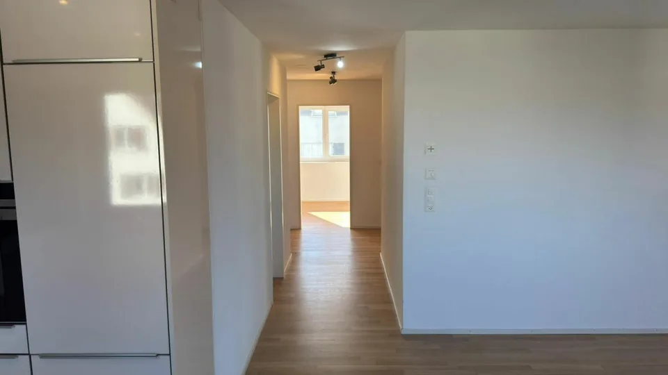 Appartement moderne 4.5 pièces avec grande terrasse incl. garage & parking extérieur
