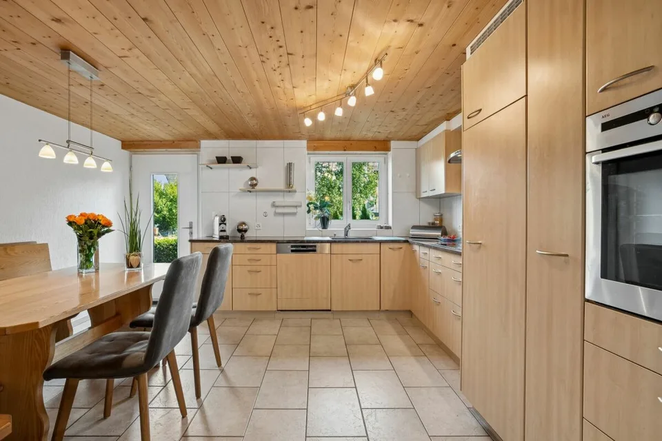 Écurie, manège et installation de conduite ainsi que pâturages directement à la maison – photo 6 sur 9