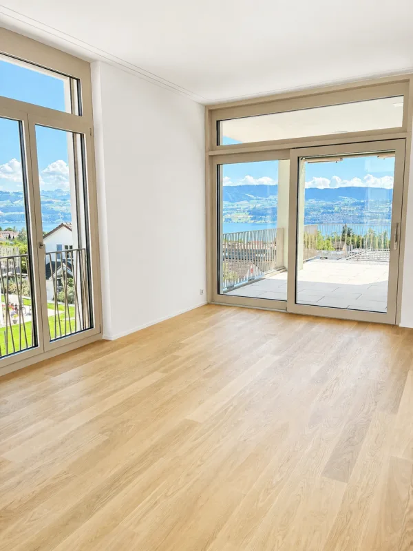 Nuovo appartamento di 3,5 locali in attico con grande loggia e vista mozzafiato sul lago e sul panorama alpino