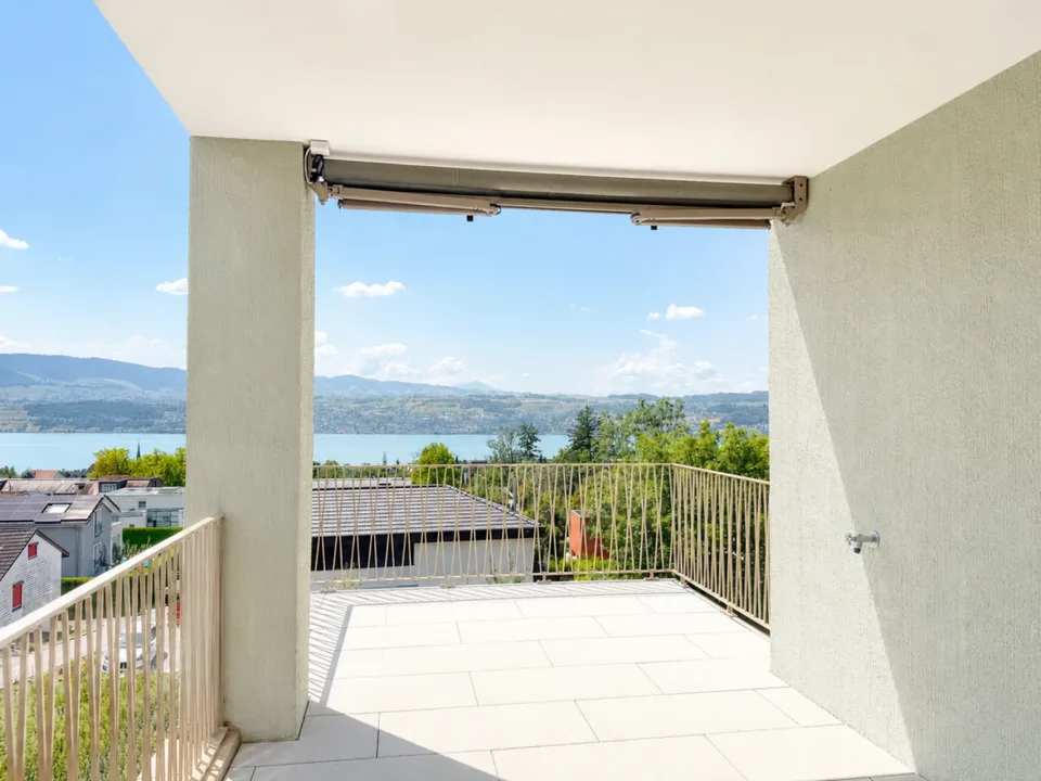 Nuovo appartamento di 3,5 locali in attico con grande loggia e vista mozzafiato sul lago e sul panorama alpino
