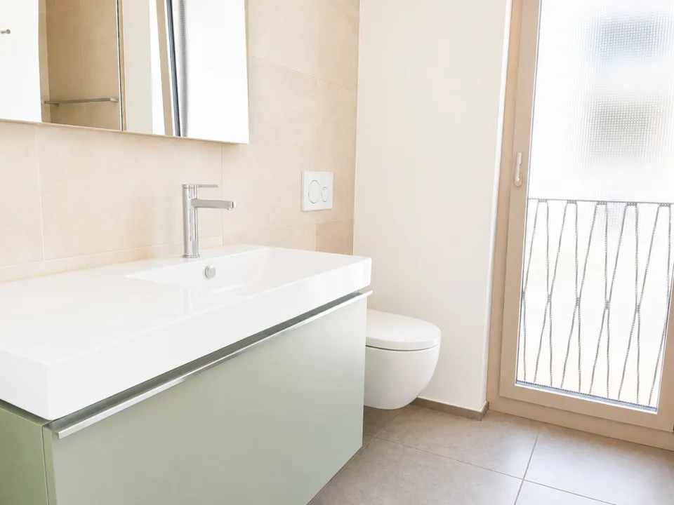 Nuovo appartamento di 3,5 locali in attico con grande loggia e vista mozzafiato sul lago e sul panorama alpino