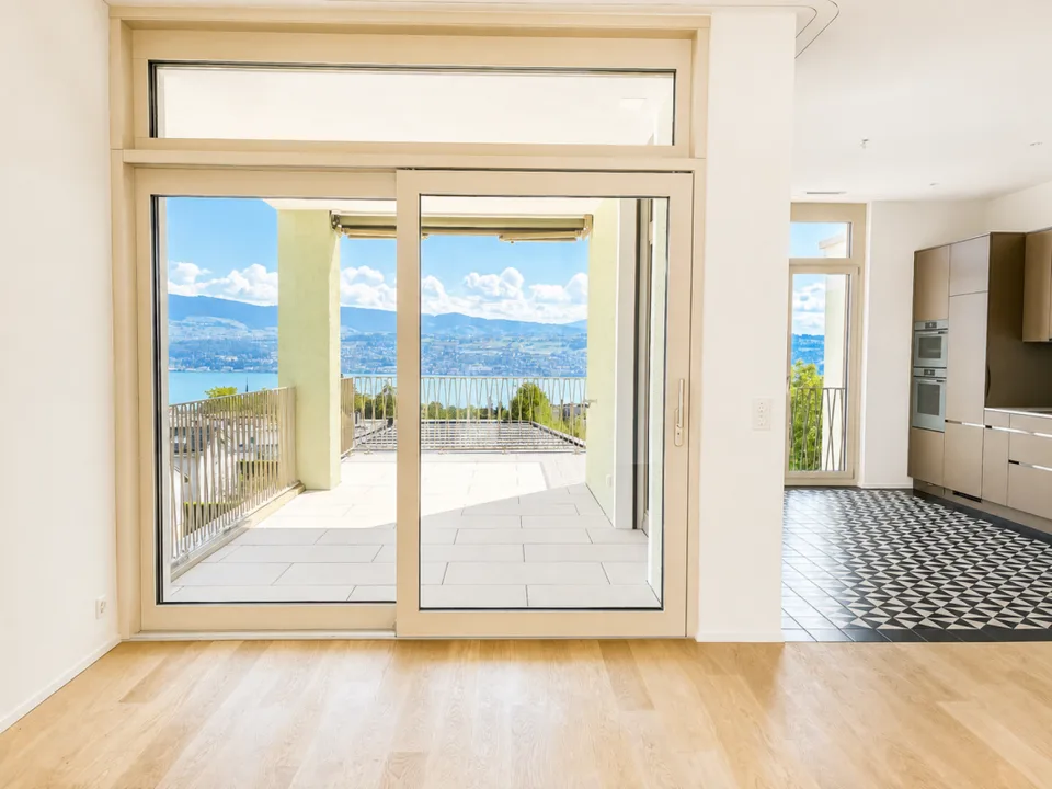 Nuovo appartamento di 3,5 locali in attico con grande loggia e vista mozzafiato sul lago e sul panorama alpino