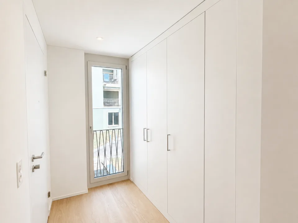 Nuovo appartamento di 3,5 locali in attico con grande loggia e vista mozzafiato sul lago e sul panorama alpino