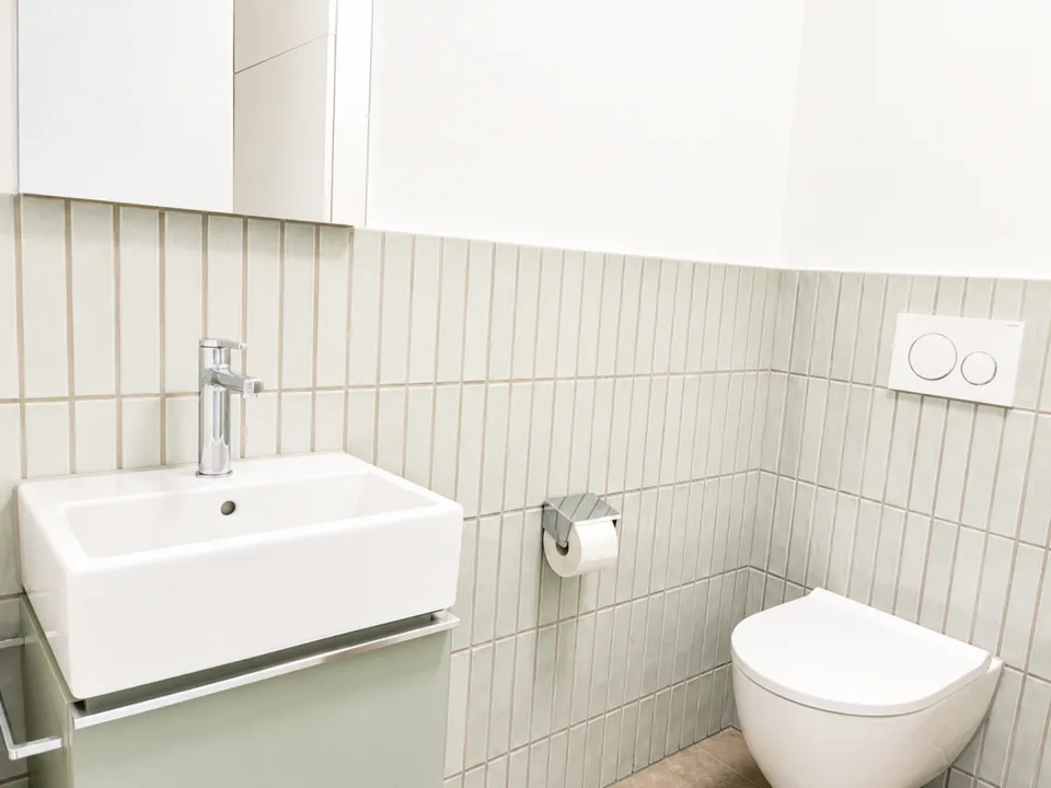 Nuovo appartamento di 3,5 locali in attico con grande loggia e vista mozzafiato sul lago e sul panorama alpino