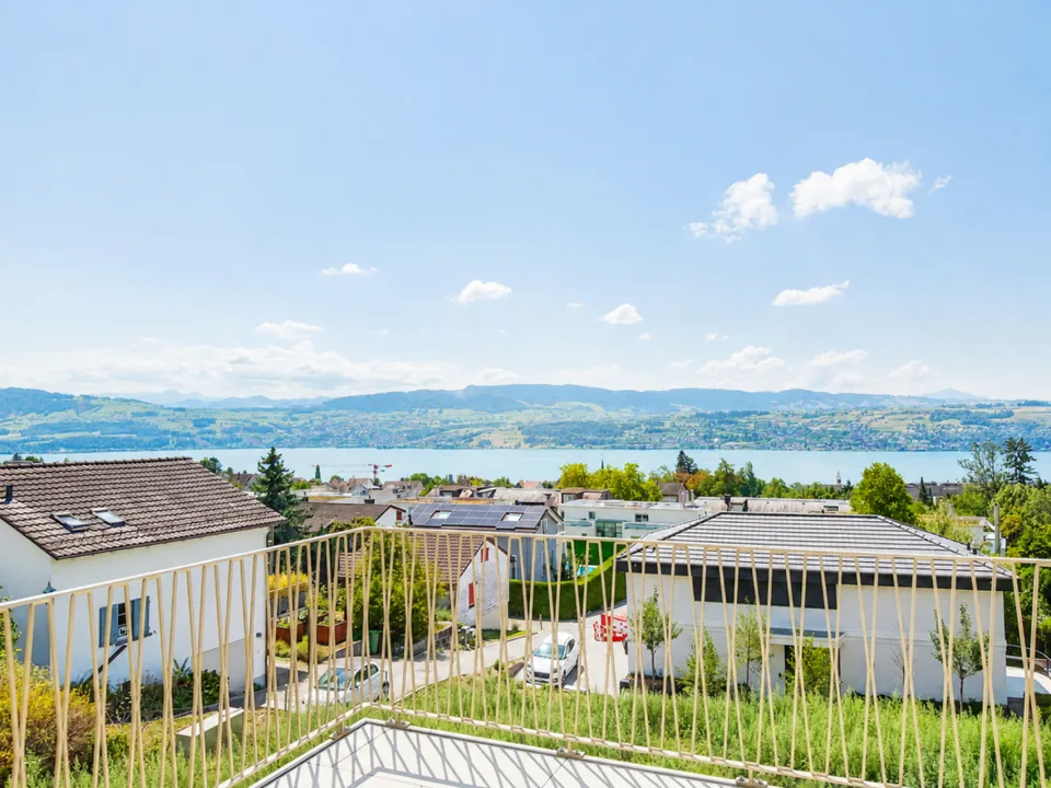 Nuovo appartamento di 3,5 locali in attico con grande loggia e vista mozzafiato sul lago e sul panorama alpino