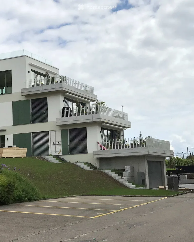 Appartamento-mansarda esclusivo da 4,5 a 5 locali in una casa di 2 famiglie con vista unica sul lago e le montagne