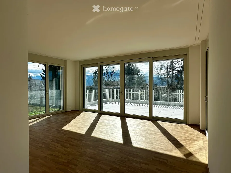 Appartamento-mansarda esclusivo da 4,5 a 5 locali in una casa di 2 famiglie con vista unica sul lago e le montagne