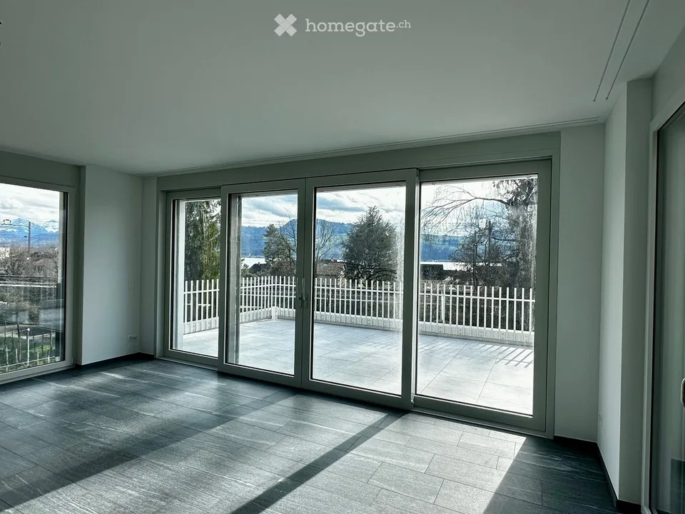 Appartamento-mansarda esclusivo da 4,5 a 5 locali in una casa di 2 famiglie con vista unica sul lago e le montagne