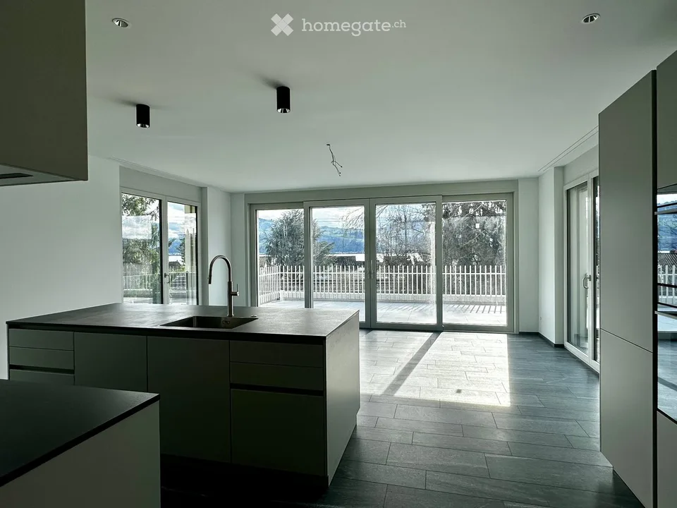 Appartamento-mansarda esclusivo da 4,5 a 5 locali in una casa di 2 famiglie con vista unica sul lago e le montagne