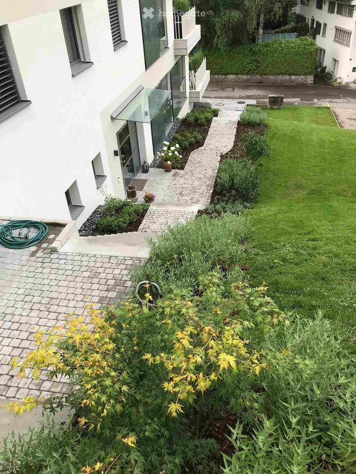 Appartamento-mansarda esclusivo da 4,5 a 5 locali in una casa di 2 famiglie con vista unica sul lago e le montagne
