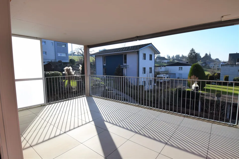 Spacious 4.5 room apartment with covered balcony