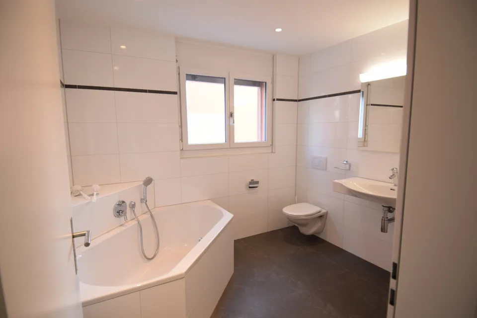 Spacious 4.5 room apartment with covered balcony