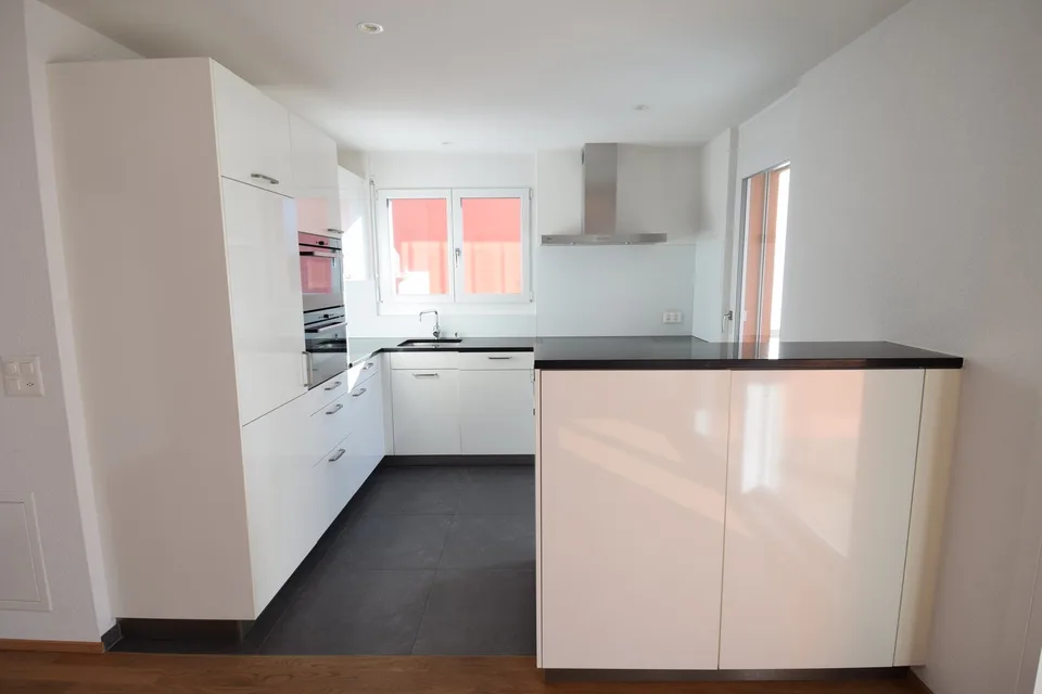Spacious 4.5 room apartment with covered balcony
