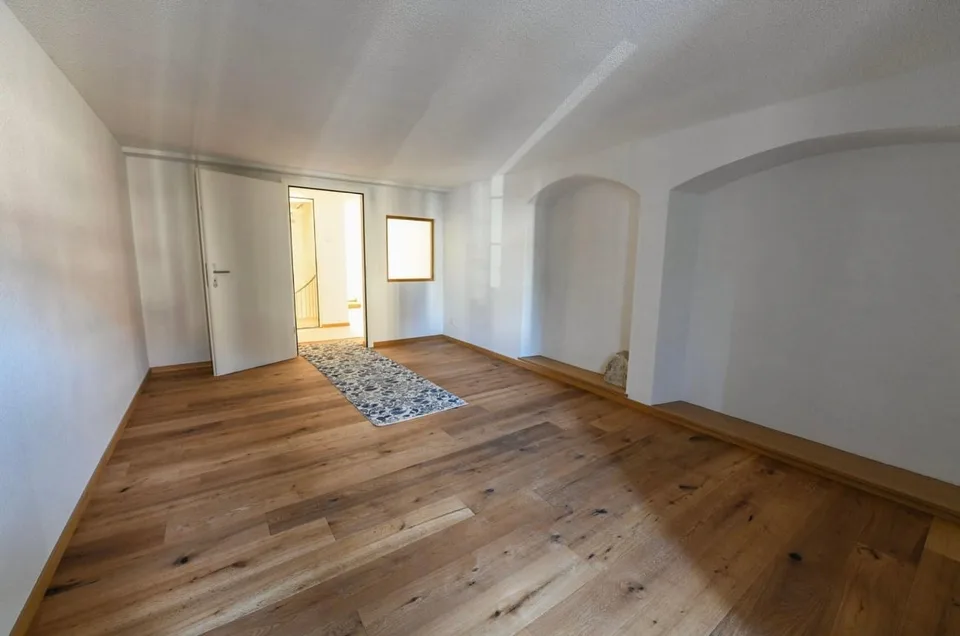 Incantevole appartamento di 2 camere in un edificio storico nel cuore di Büren an der Aare – disponibile immediatamente