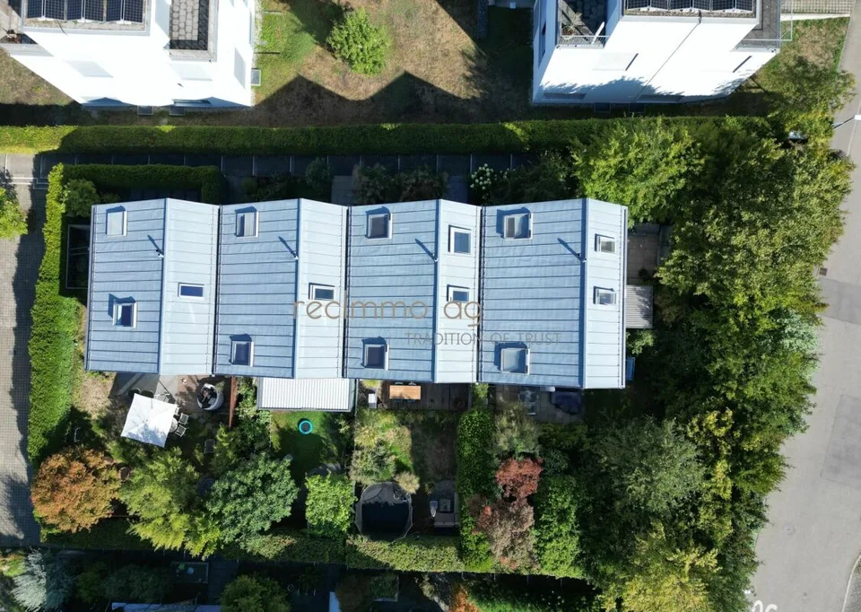 Modernes, lichtdurchflutetes 6.5-Zimmer-Reiheneinfamilienhaus mit Garten in Obfelden – Foto 4 von 13