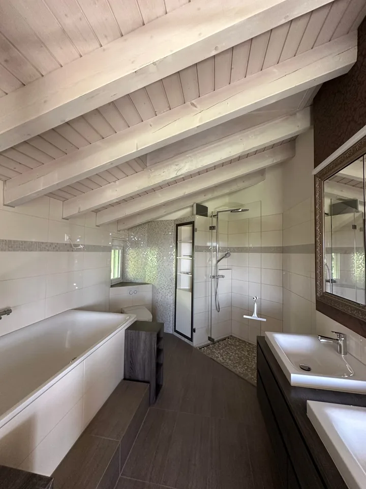 Maison unifamiliale moderne avec grand jardin et balcon!