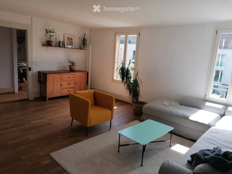 Charmant appartement de 5,5 pièces dans un immeuble ancien à Erlach, temps limité