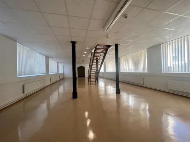 In vendita! Bellissimo edificio misto, con 14 garage e 18 posti auto – foto 9 di 14