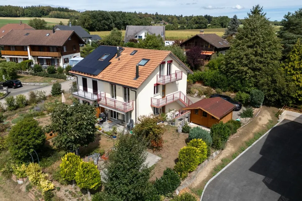 Due appartamenti, una casa piena di possibilità – foto 2 di 22