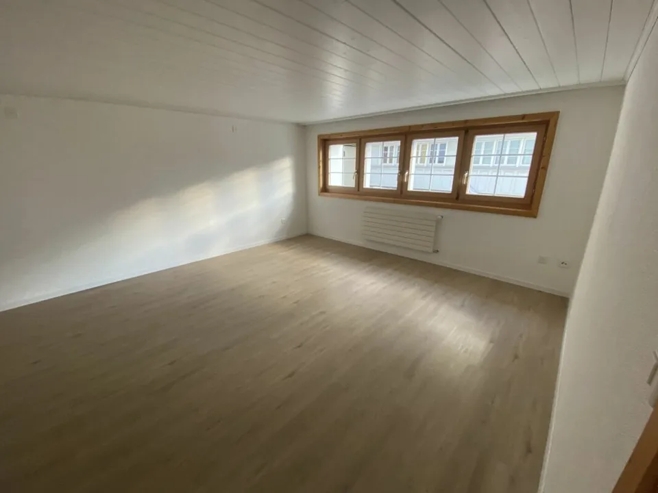 Delizioso appartamento 3.0 locali nel centro. Accessibile! Luminoso. Ristrutturato. 3.0 locali in una casa elegante! – foto 2 di 6