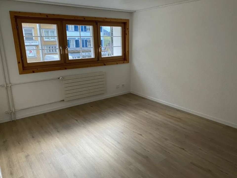 Delizioso appartamento 3.0 locali nel centro. Accessibile! Luminoso. Ristrutturato. 3.0 locali in una casa elegante! – foto 3 di 6