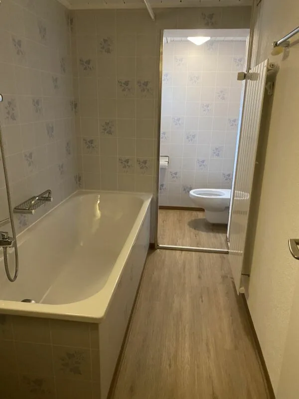 Delizioso appartamento 3.0 locali nel centro. Accessibile! Luminoso. Ristrutturato. 3.0 locali in una casa elegante! – foto 5 di 6