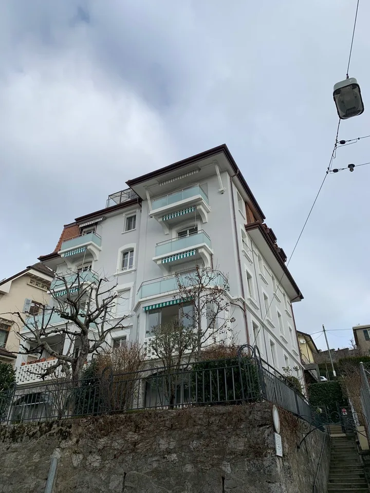 Charmanter Apartment mit 2.5 Zimmern und Balkon in Lausanne – Foto 2 von 2