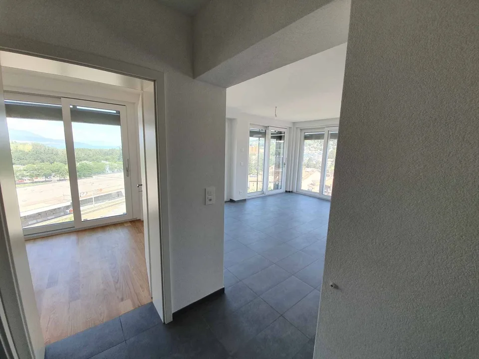 Sehr schönes Apartment im 9. Stock mit Blick auf den Neuenburgersee und den Jura – Foto 3 von 10