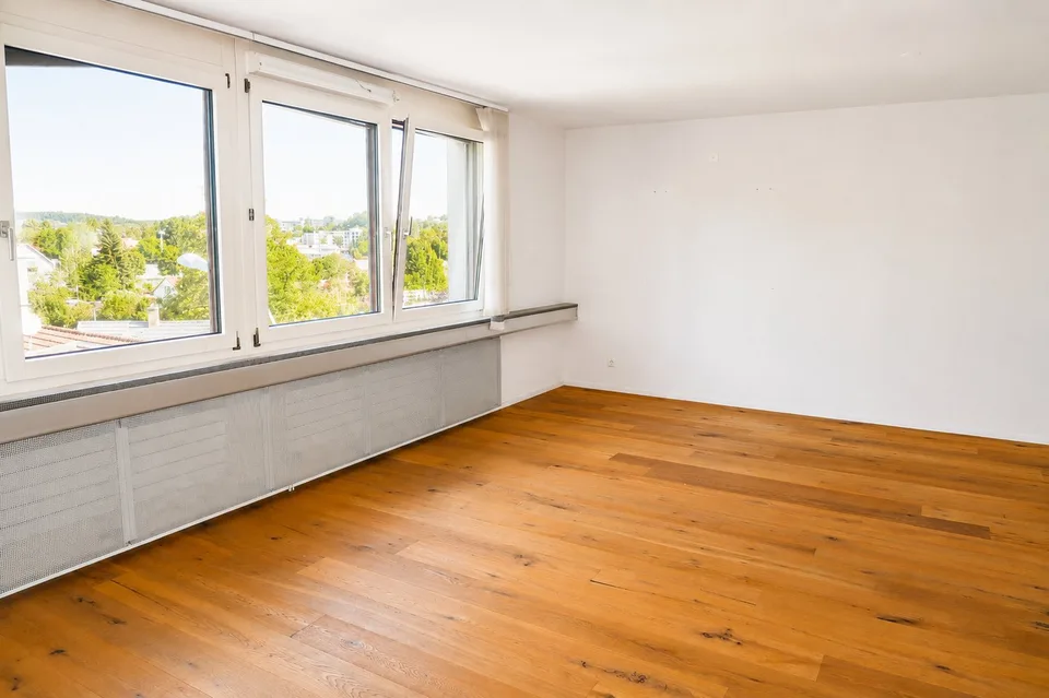 Helles und gepflegtes Büro mit viel Tageslicht – Foto 2 von 5