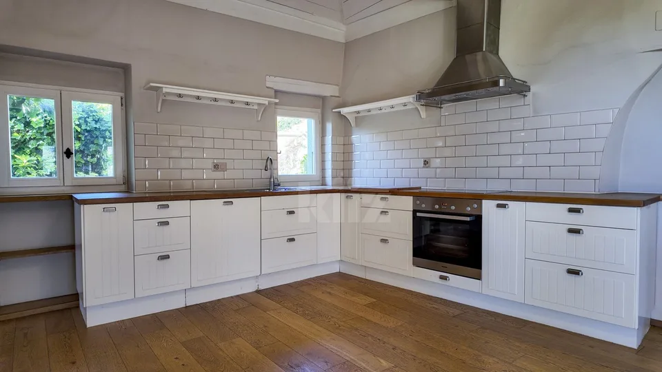 Idyllic 19th century house renovated with taste, unique object – photo 3 of 13