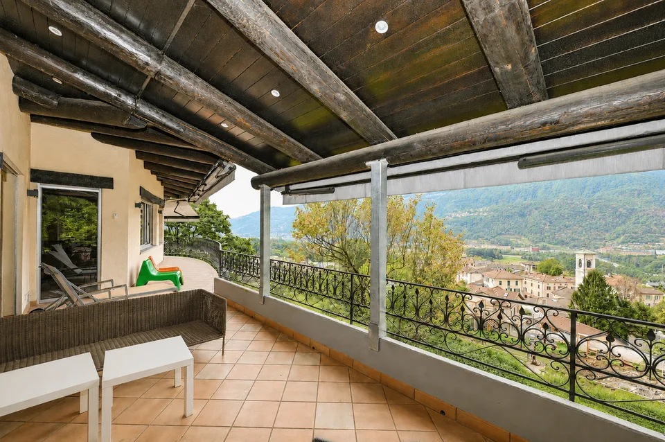 Elegante Villa con Piscina Coperta e Ampio Terreno a Vezia – Foto 8 von 13