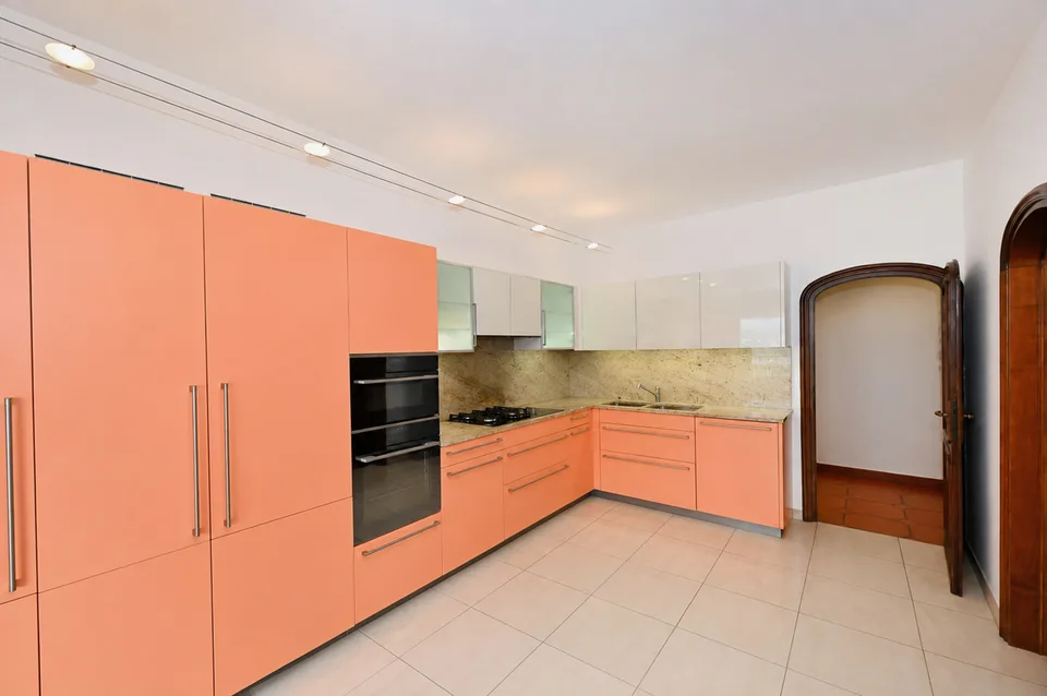 Elegante Villa con Piscina Coperta e Ampio Terreno a Vezia – Foto 13 von 13