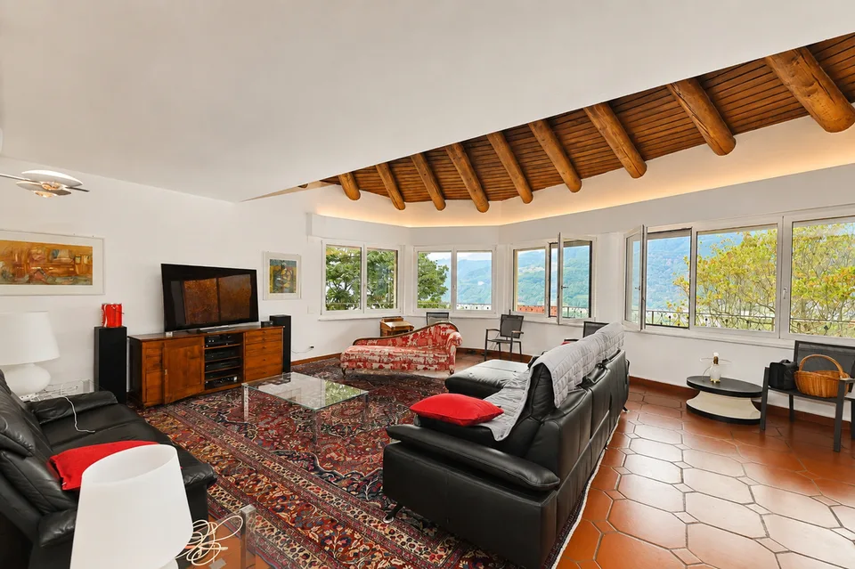 Elegante Villa con Piscina Coperta e Ampio Terreno a Vezia – Foto 4 von 13