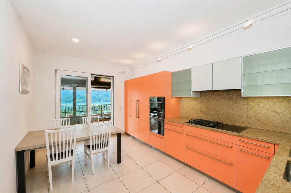 Elegante Villa con Piscina Coperta e Ampio Terreno a Vezia – Foto 12 von 13