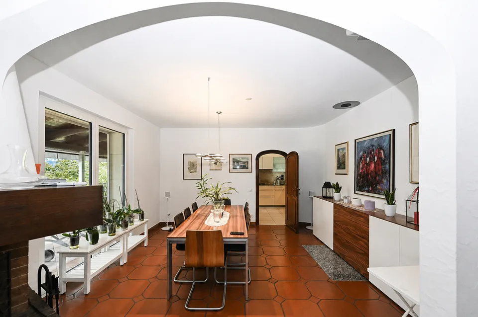 Elegante Villa con Piscina Coperta e Ampio Terreno a Vezia – Foto 7 von 13