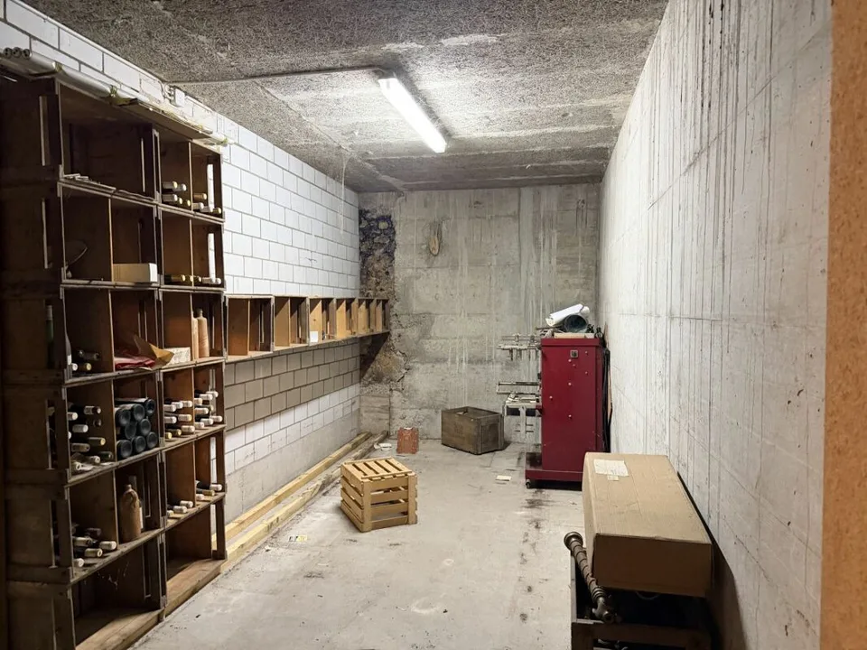 Spacious storage space with office/sales room – photo 6 of 6