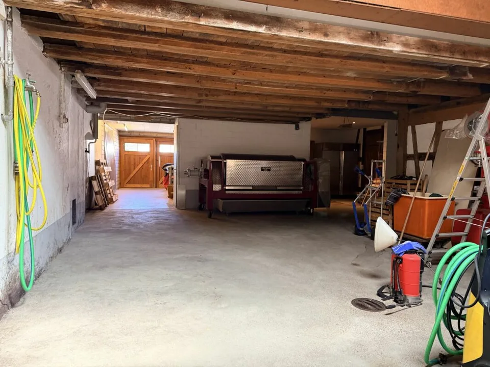 Spacious storage space with office/sales room – photo 2 of 6