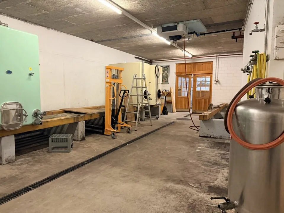 Spacious storage space with office/sales room – photo 4 of 6