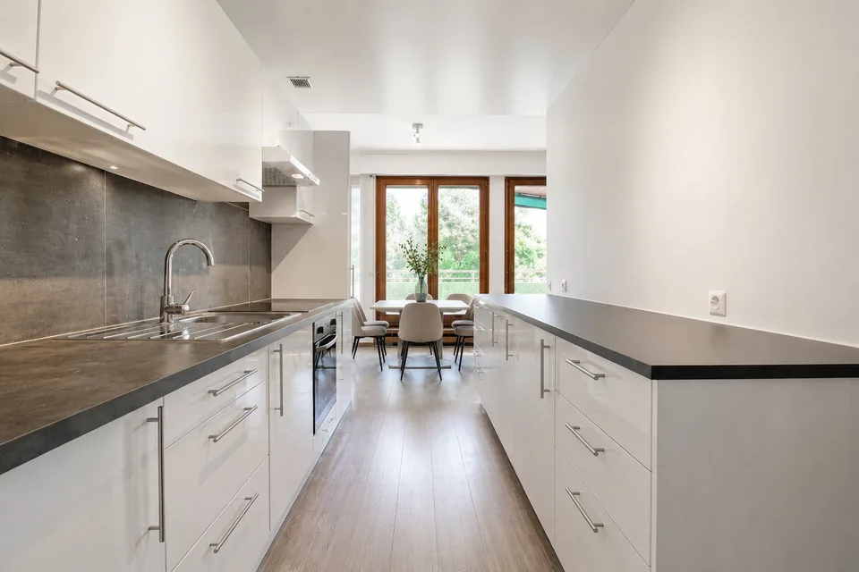 RARE: unique 4.5 room apartment in a private residence/spacieux 4.5 pièces dans une résidence privée