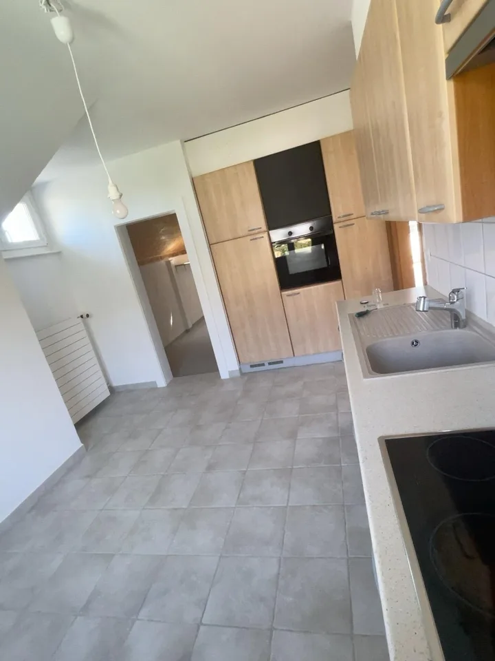 Zu vermieten in Avenches - Charmantes 3.5-Zimmer-Wohnung mit großer Terrasse und Balkon. – Foto 3 von 6