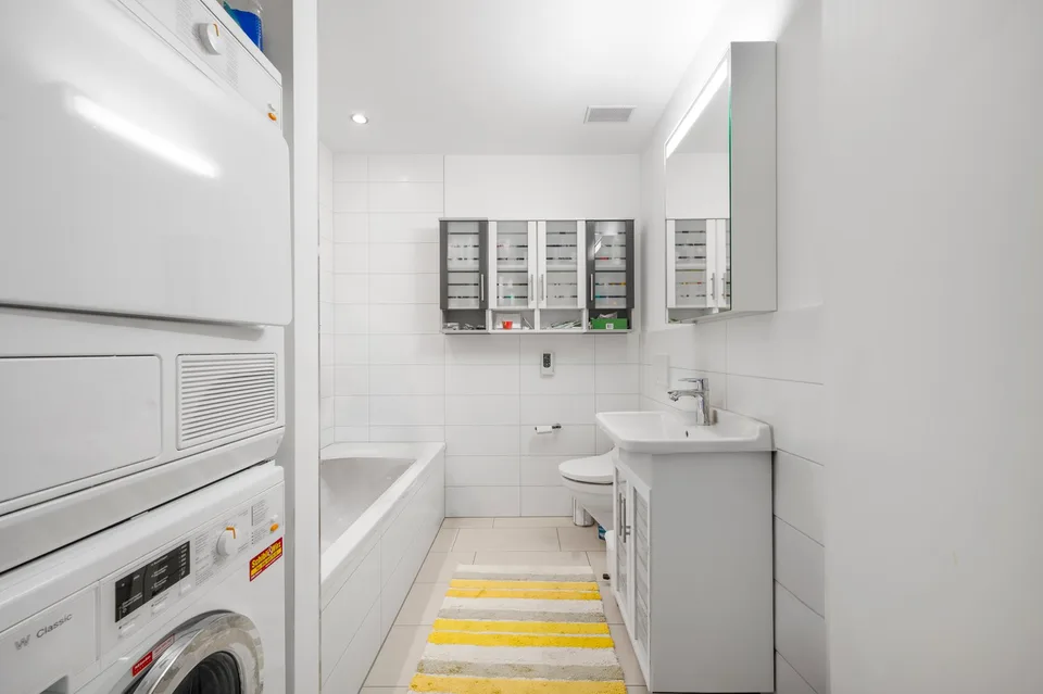 Moderne 4.5-Zimmer-Erdgeschosswohnung mit eigenem Rosengarten – Foto 5 von 14