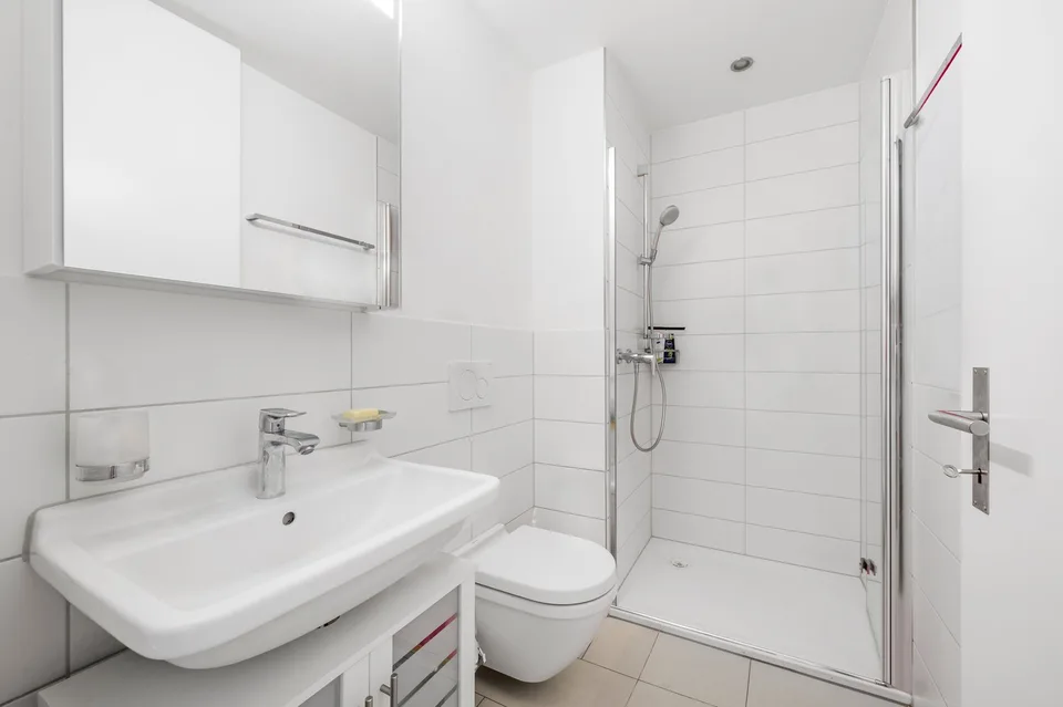 Moderne 4.5-Zimmer-Erdgeschosswohnung mit eigenem Rosengarten – Foto 6 von 14