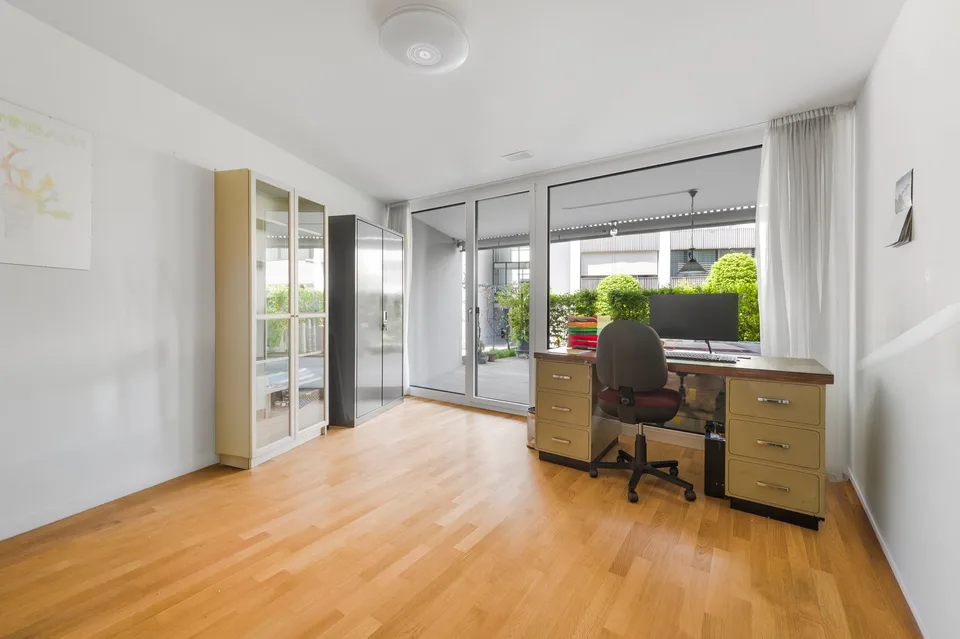 Moderne 4.5-Zimmer-Erdgeschosswohnung mit eigenem Rosengarten – Foto 8 von 14