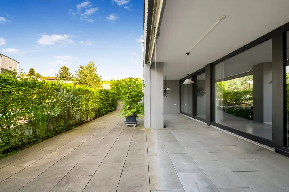 Moderne 4.5-Zimmer-Erdgeschosswohnung mit eigenem Rosengarten – Foto 9 von 14