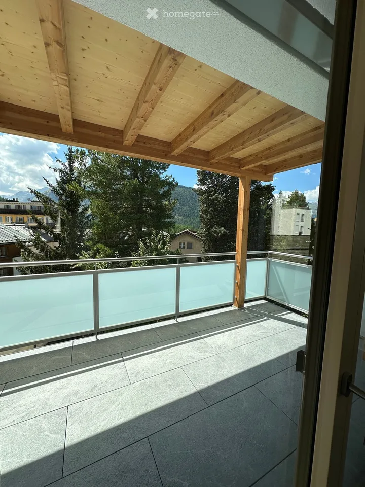 Premier occupant 3.5 pièces appartement S/O avec grand balcon ensoleillé à Pontresina