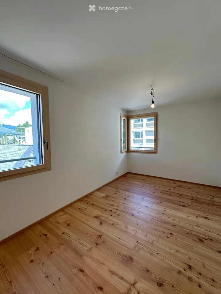 Premier occupant 3.5 pièces appartement S/O avec grand balcon ensoleillé à Pontresina