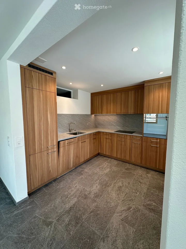 Premier occupant 3.5 pièces appartement S/O avec grand balcon ensoleillé à Pontresina