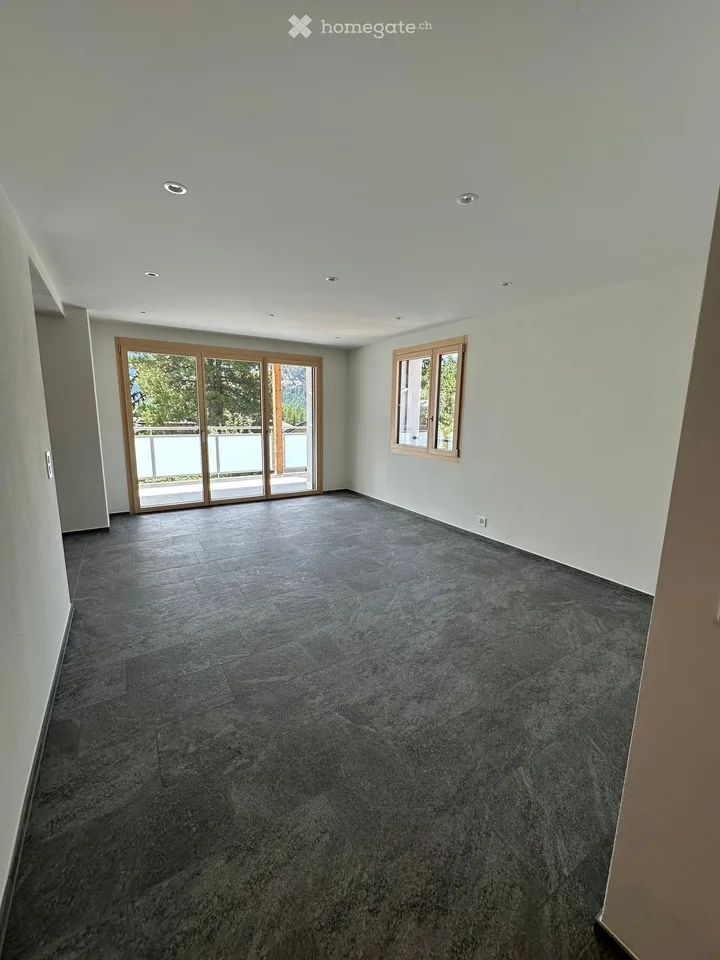 Premier occupant 3.5 pièces appartement S/O avec grand balcon ensoleillé à Pontresina